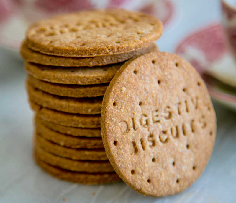 Cookies = inglés americano. Biscuits = inglés britanico. Galletas en español!